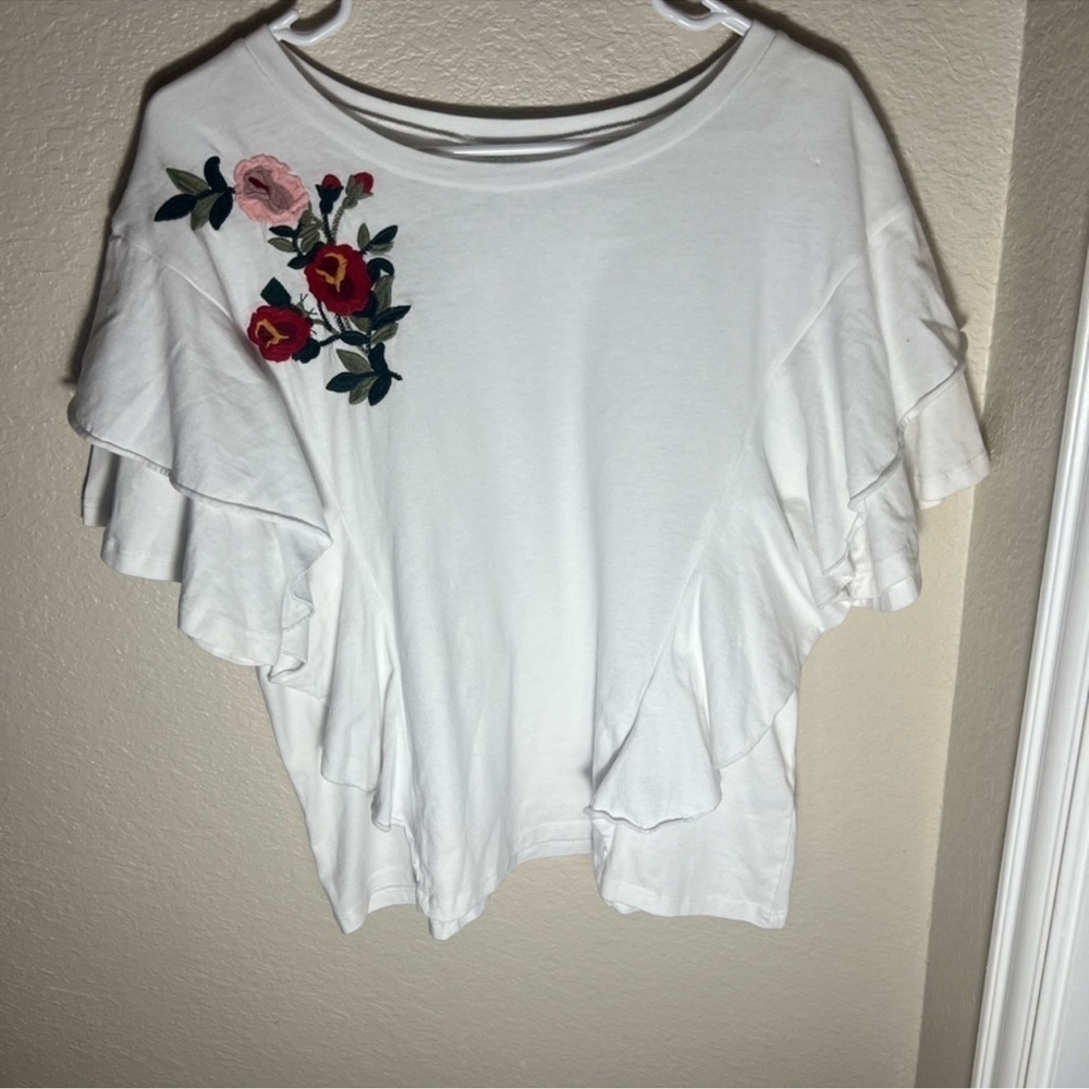 LARGE Abound Ruffle T-Shirts WHITE
EMBROIDERED FLOWERS